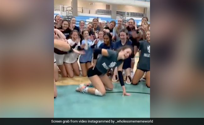Viral Video: Girls Playing Volleyball Groove To <i>'Kaala Chashma'</i> On Court