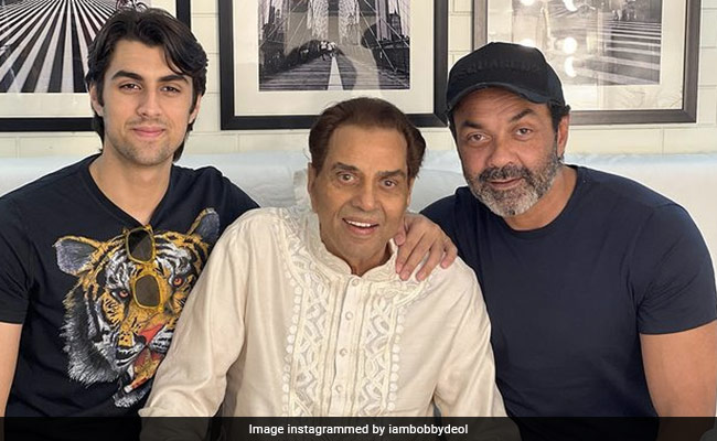 Dharmendra's Special Guests On Last Day Of <i>Rocky Aur Rani Ki Prem Kahani</i> - Bobby Deol And Aryaman