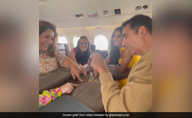 Akshay Kumar Plays This Classic Childhood Game With <i>Raksha Bandhan</i> Co-Stars
