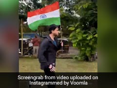 Happy Independence Day: 65 की उम्र में हाथ में झंडा लेकर दौड़ा ये मशहूर एक्टर, देखकर फैंस बोले- 'देशप्रेम एक जोश है'