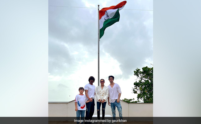 Happy Independence Day: शाहरुख भी 'हर घर तिरंगा' अभियान में हुए शामिल, पूरे परिवार के साथ फहराया राष्ट्रीय ध्वज