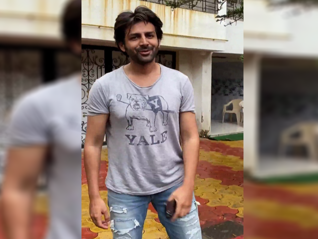 कार्तिक आर्यन का मुंबई में दिखा कूल अंदाज 