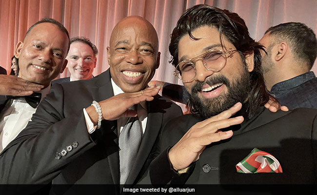 Allu Arjun Does A '<i>Pushpa</i>' Move In New York, Mayor Joins In