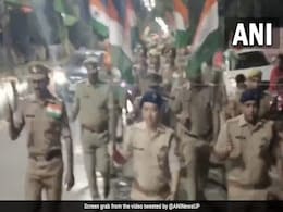 यूपी में पुलिस कर्मियों ने निकाली तिरंगा यात्रा, देशभक्ति गानों पर झूमकर किया डांस - देखें Video यूपी में पुलिस कर्मियों ने निकाली तिरंगा यात्रा, देशभक्ति गानों पर झूमकर किया डांस - देखें Video