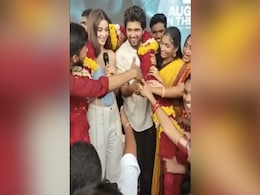 'लाइगर' के प्रमोशन पर विजय देवेराकोंडा को देख लड़कियों ने खोया अपना आपा, Video हुआ वायरल  'लाइगर' के प्रमोशन पर विजय देवेराकोंडा को देख लड़कियों ने खोया अपना आपा, Video हुआ वायरल