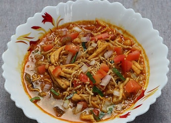 How To Make Bhajiya Usal - A Gujarati Treat That You Must Try How To Make Bhajiya Usal - A Gujarati Treat That You Must Try
