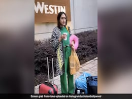 सामान के साथ इस हालत में रोड पर खड़ी दिखीं सारा अली खान, फैन्स बोले- ये हमारे साथ भी होता है, देखें Video सामान के साथ इस हालत में रोड पर खड़ी दिखीं सारा अली खान, फैन्स बोले- ये हमारे साथ भी होता है, देखें Video