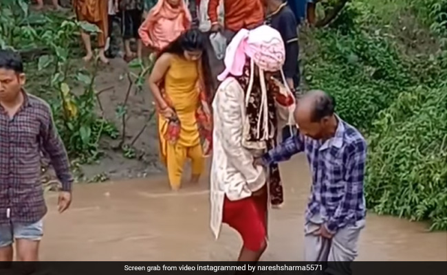 दुल्हन को लाने भयंकर बाढ़ में बारात लेकर निकल पड़ा दूल्हा, गहरे पानी के बीच चले बाराती, देखते रह गए लोग