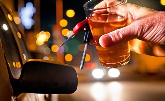 शराब पीने वालों के लिए दिल्ली पुलिस का संदेश- कार में कारोबार या सीधे हरिद्वार, Choose कर लो यार