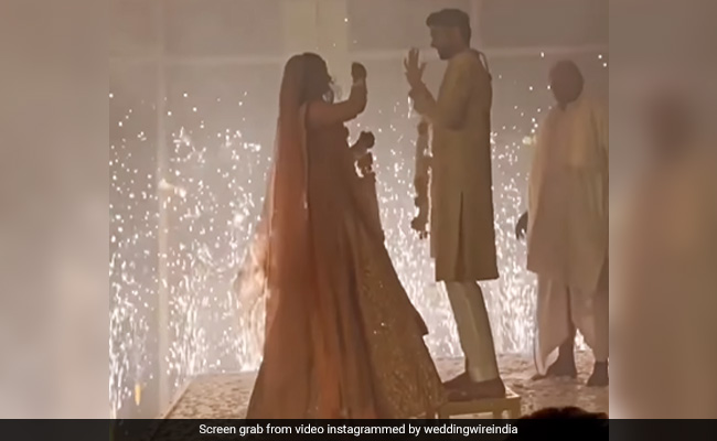 Viral Video: Bride And Groom Play "Rock-Paper-Scissors" During Garland Exchange, Win Internet