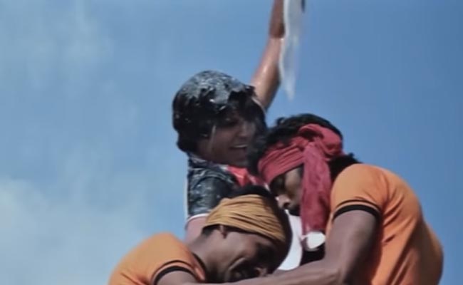 Janmashtami 2022: Amitabh Bachchan And Son Abhishek Broke The <i>Dahi Handi</i> In These Films
