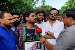 Tejashwi Yadav Supporters Break Into Song After Nitish Kumar-BJP Break-Up Tejashwi Yadav Supporters Break Into Song After Nitish Kumar-BJP Break-Up