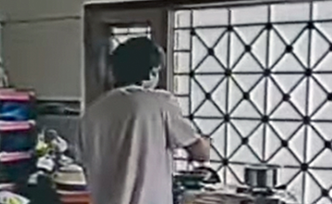 इस किचन सिंगर की बेहतरीन आवाज को सुनकर आप भी हो जाएंगे इसके मुरीद