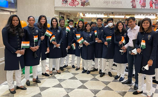 VIDEO: पीएम मोदी ने CWG के पदक वीरों से कही ये बड़ी बात, Team India ने जमकर खिंचवाए Photos