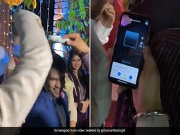 बारातियों पर न्योछावर डालने के लिए शख्स ने किया ऐसा जुगाड़, लोग बोले- गजब टेक्नोलॉजी है! बारातियों पर न्योछावर डालने के लिए शख्स ने किया ऐसा जुगाड़, लोग बोले- गजब टेक्नोलॉजी है!