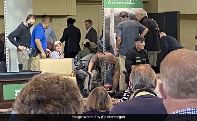 लेखक सलमान रुश्दी के गले पर चाकू से हमला, अस्पताल ले जाया गया