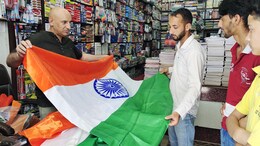 Republic Day Special:  &lsquo;राष्ट्र ध्वज, राष्ट्र सम्मान&rsquo; मुहिम के जरिए युवाओं में जगा रहे हैं देशभक्ति की अलख