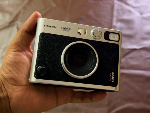 Fujifilm Instax Mini Evo: Unboxing & First Impressions