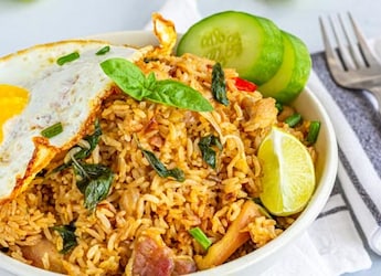 Watch: Make Spicy Chicken Schezwan Fried Rice For Mid-Week Indulgence