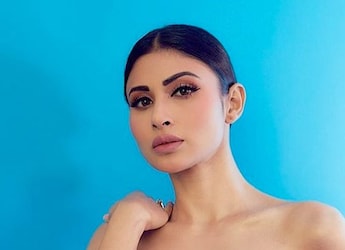 Mouni Roy Relishes This Maharashtrian Street Food In Between Shoot - See Pic Mouni Roy Relishes This Maharashtrian Street Food In Between Shoot - See Pic