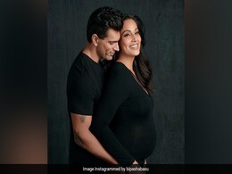 बिपाशा बसु ने ब्लैक आउटफिट में फ्लॉन्ट किया बेबी बंप, शादी के 6 साल बाद बनने वाली हैं मां बिपाशा बसु ने ब्लैक आउटफिट में फ्लॉन्ट किया बेबी बंप, शादी के 6 साल बाद बनने वाली हैं मां