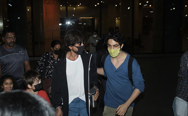 Shah Rukh Khan's Son Aryan Shields Dad From Fan Who Tried To Grab His Hand At Airport