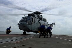 <i>Jai Jawan</i> With Kartik Aaryan: Watch How A Helicopter Lands On A Warship <i>Jai Jawan</i> With Kartik Aaryan: Watch How A Helicopter Lands On A Warship