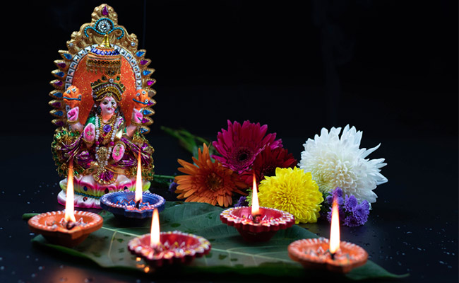 शुक्रवार को इस तरीके से करें देवी लक्ष्मी की पूजा, घर में बनी रहेगी सुख शांति