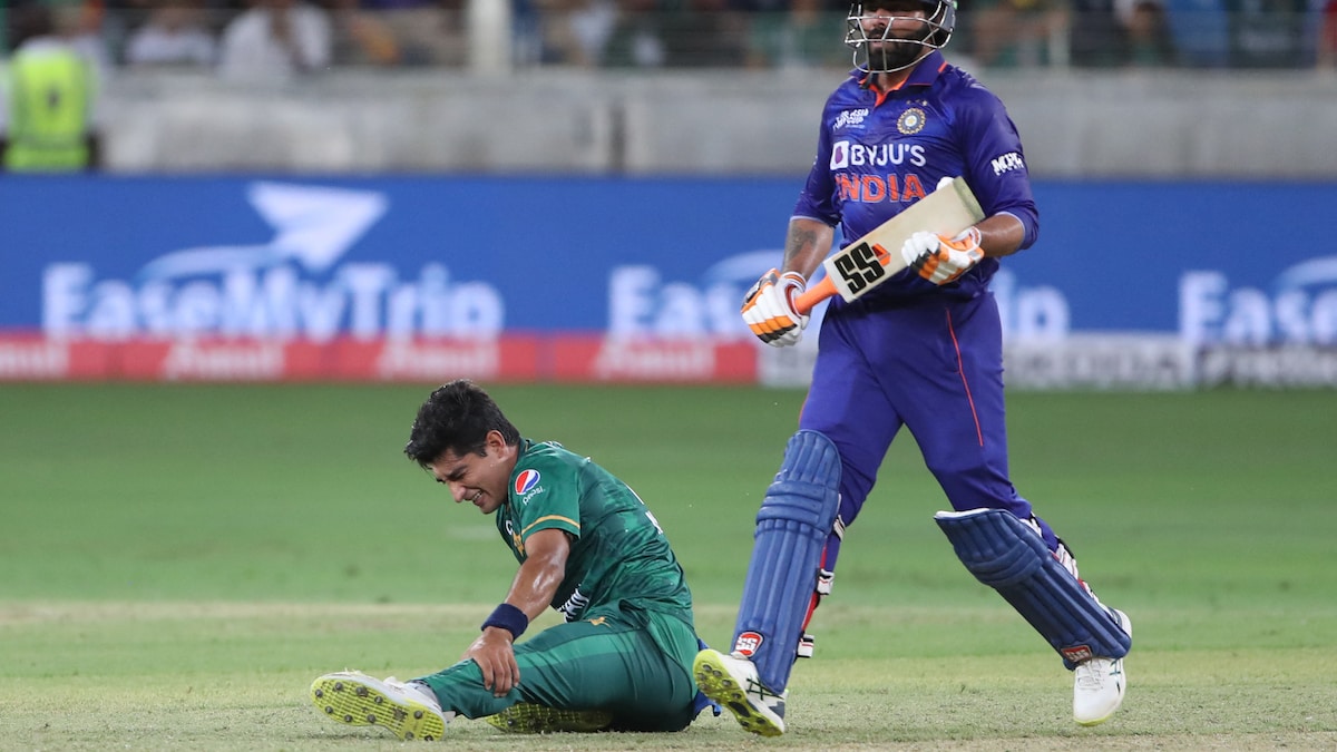 IND vs PAK: Injured Pakistan Pacer Naseem Shah Gets Emotional While Leaving Field During India Clash. Watch IND vs PAK: Injured Pakistan Pacer Naseem Shah Gets Emotional While Leaving Field During India Clash. Watch