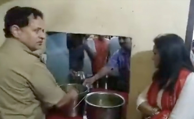 Video: "Dal Or Water," Another UP Cop Slams Mess Food, This Time An Inspecting Officer