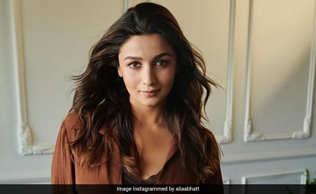 आलिया भट्ट का बेबी बंप पहली बार आया नजर, तस्वीर शेयर करते हुए एक्ट्रेस ने लिखी ये प्यारी बात आलिया भट्ट का बेबी बंप पहली बार आया नजर, तस्वीर शेयर करते हुए एक्ट्रेस ने लिखी ये प्यारी बात