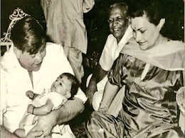 राज कपूर की गोद में दिखाई दे रहा यह बच्चा बड़ा होकर बना सुपरस्टार, इनकी एक आवाज से थरथराती थी मीडिया, पहचाना क्या? राज कपूर की गोद में दिखाई दे रहा यह बच्चा बड़ा होकर बना सुपरस्टार, इनकी एक आवाज से थरथराती थी मीडिया, पहचाना क्या?