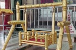 गुजरात में भगवान कृष्ण के प्रति श्रद्धा से लगाया 25 लाख का झूला गुजरात में भगवान कृष्ण के प्रति श्रद्धा से लगाया 25 लाख का झूला