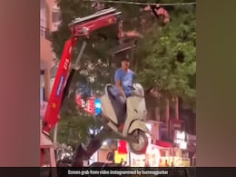 नो पार्किंग ज़ोन में खड़ी स्कूटी को क्रेन ने मालिक के साथ उठाया, हवा में लटका रहा शख्स, वायरल हुआ Video नो पार्किंग ज़ोन में खड़ी स्कूटी को क्रेन ने मालिक के साथ उठाया, हवा में लटका रहा शख्स, वायरल हुआ Video