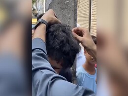 दिल्ली : वज़ीराबाद में चोर को आधा गंजा कर लात-घूंसों से पीटा और नाली साफ कराई, वीडियो वायरल दिल्ली : वज़ीराबाद में चोर को आधा गंजा कर लात-घूंसों से पीटा और नाली साफ कराई, वीडियो वायरल