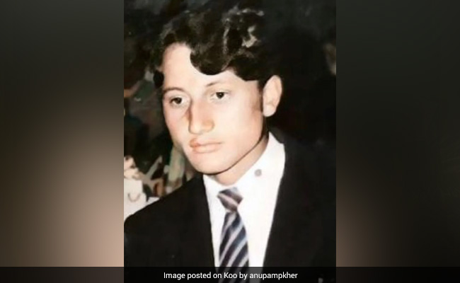 तस्वीर में नजर आने वाला ये लड़का आज है बॉलीवुड का सुपरस्टार, हर फिल्म में दिखाता है अपना अलग अंदाज