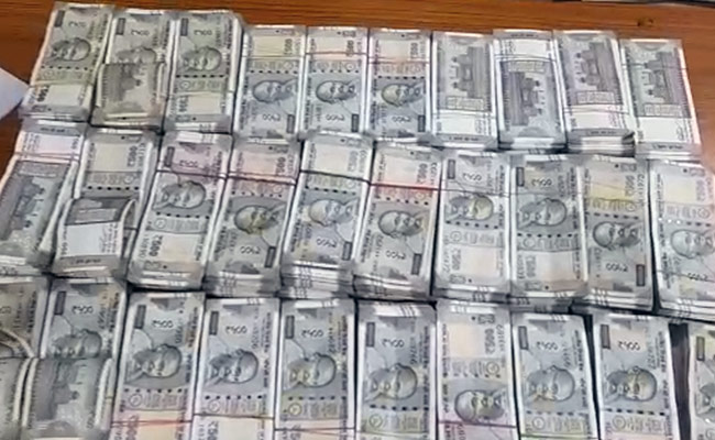 तेलंगाना पुलिस ने नवादा में की छापेमारी, ठगों से 1.22 करोड़ कैश समेत 3 लग्जरी कार बरामद