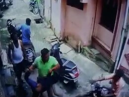 शर्मनाक! चोरी के आरोप में पुलिसवाले ने की मासूम की बेरहमी से पिटाई, लात मारी.. घूंसा मारा, वारदात कैमरे में कैद शर्मनाक! चोरी के आरोप में पुलिसवाले ने की मासूम की बेरहमी से पिटाई, लात मारी.. घूंसा मारा, वारदात कैमरे में कैद