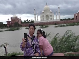 ताजमहल में पर्यटकों को मिला नया सेल्फी प्वाइंट, फोटो के शौकीन लोगों की लग रही भीड़ ताजमहल में पर्यटकों को मिला नया सेल्फी प्वाइंट, फोटो के शौकीन लोगों की लग रही भीड़