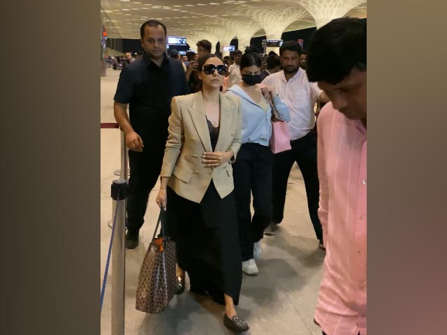 Gauri Khan And Daughter Suhana Fly Out Of Mumbai