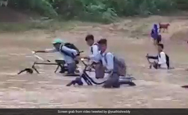 स्कूल जाते हुए उफनती नदी को पार करने को मजबूर हैं ये बच्चें, VIDEO देख अटक जाएंगी सांसें