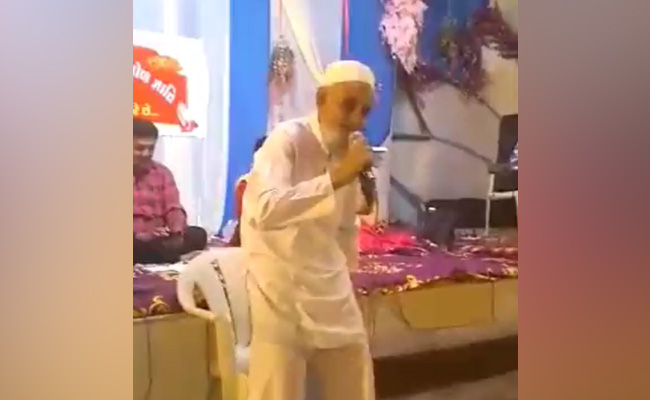 इस बुजुर्ग के सुर से मंत्रमुग्ध हुए मुख्तार अब्बास नक़वी, कहा- मेरे हिन्दुस्तान के इस जुनून को सलाम