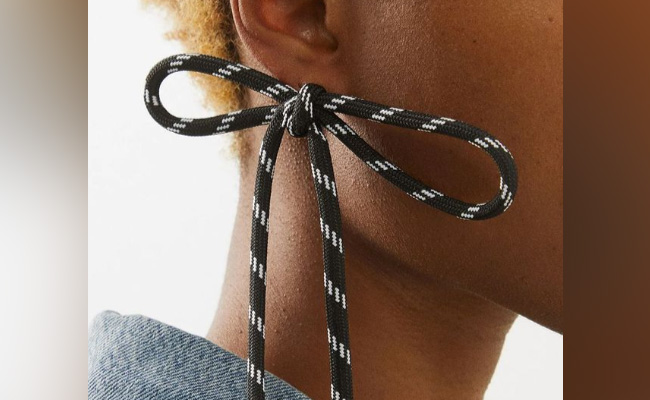 कभी देखे हैं जूतों के फीते जैसे दिखने वाले ऐसे इयररिंग्स? कीमत सुन सन्न रह जाएगा दिमाग