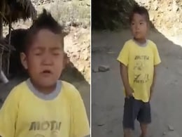अरुणाचल प्रदेश के इस बच्चे ने बड़ी ही मासूमियत से तुतलाती आवाज में गाया 'जन गण मन', देखें VIDEO अरुणाचल प्रदेश के इस बच्चे ने बड़ी ही मासूमियत से तुतलाती आवाज में गाया 'जन गण मन', देखें VIDEO