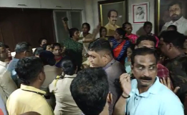 पोस्टर लगाने को लेकर भिड़े शिंदे और उद्धव गुट के शिवसैनिक, जमकर हुआ बवाल