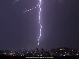 सउदी अरब: मक्का में आसमानी बिजली गिरने का वीडियो वायरल, 13 लाख लोगों ने देखा खौफनाक मंजर सउदी अरब: मक्का में आसमानी बिजली गिरने का वीडियो वायरल, 13 लाख लोगों ने देखा खौफनाक मंजर