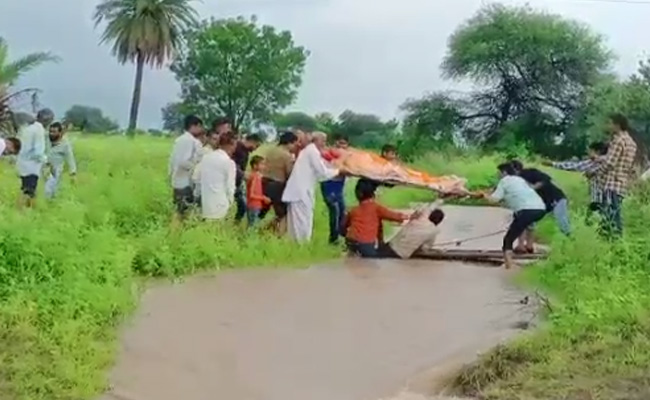 उफनते नाले को पार कर शव अंतिम संस्कार के लिए श्मशान घाट ले गए ग्रामीण, लोगों ने की सरकार से ये अपील