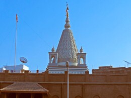 आंध्र प्रदेश के व्यक्ति ने शिरडी के साईबाबा मंदिर को 770 ग्राम का सोने का मुकुट दान किया आंध्र प्रदेश के व्यक्ति ने शिरडी के साईबाबा मंदिर को 770 ग्राम का सोने का मुकुट दान किया