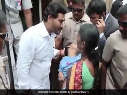 VIDEO : मुख्यमंत्री ने महिला और उसके बेटे की मदद के लिए रोका अपना काफिला VIDEO : मुख्यमंत्री ने महिला और उसके बेटे की मदद के लिए रोका अपना काफिला