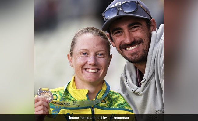 CWG 2022: गोल्ड मेडल जीतने पर एलिसा हेली ने अपने पति मिचेल स्टार्क के साथ खिंचवाई तस्वीर, देखें Photos